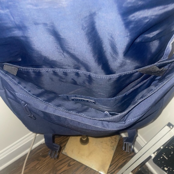 lacoste blue bag been worn - Picture 4 of 4